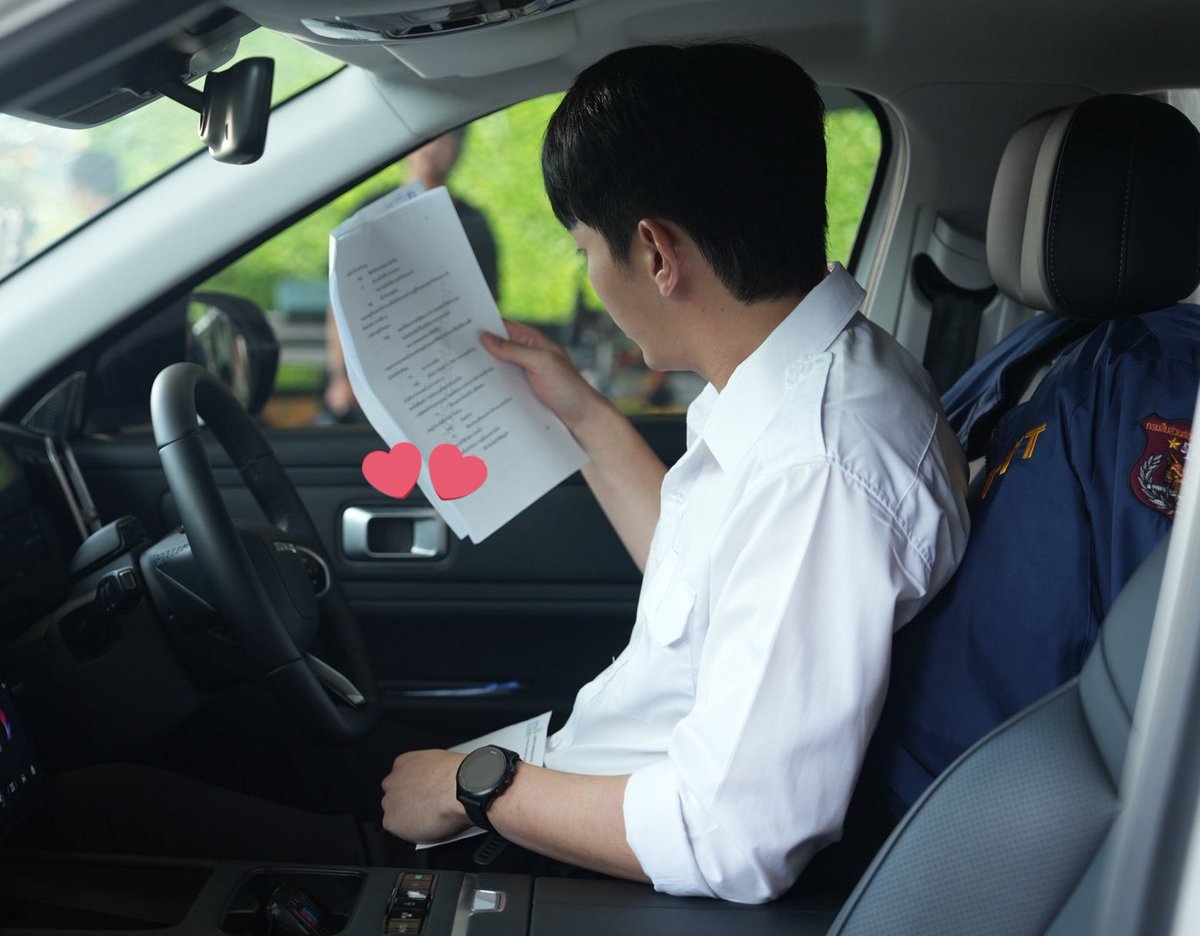 ไปถามหลานมาละ มือจับประตูรุ่นนี้ Ford ranger มาตรฐานตำรวจไทยแน่นอน 55
โห นึกว่าพี่กฤษฏ์จะขับ SUV เท่ๆ ซะอีก นี่ระดับร้อยโทตำรวจสอบสวนกลางเลยนะ

#LoveofSilomTheSeriesเปิดกล้อง
#รักแห่งสีลม
#UpPoom 
#Uppoompat #poompps