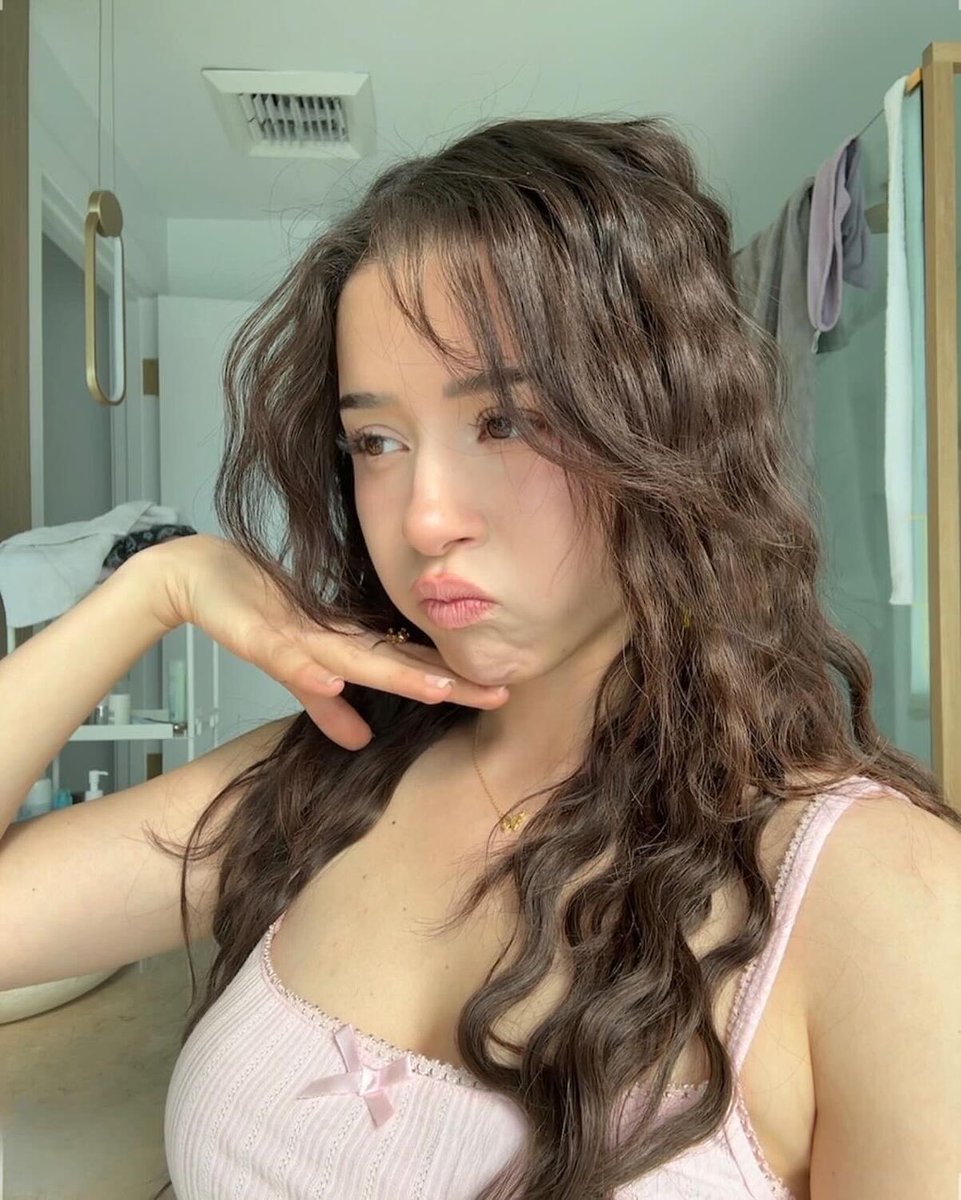 شوف عمتك بوكمن وهي تناظرك وتخضعك بنظراتها انزل على الأرض وانبج لها