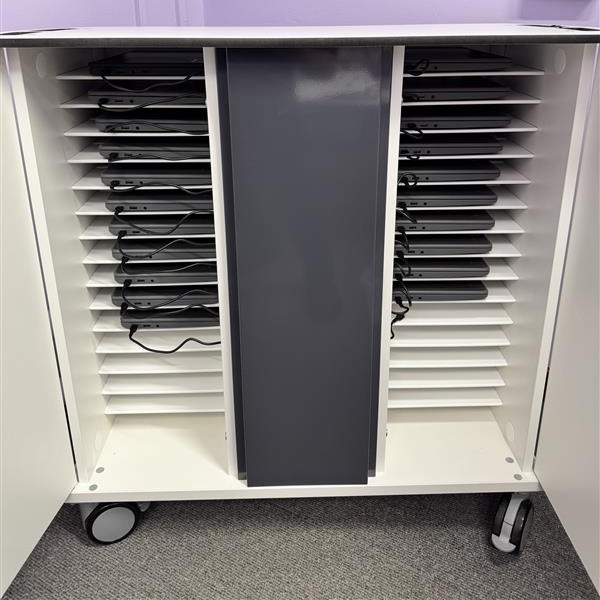 iTeach_Wales's tweet image. @zioxiuk 32 bay Chromebook chargingTrolley all set up today for @PrimaryCp  
#ITeachSupport #SupportMadeSimple