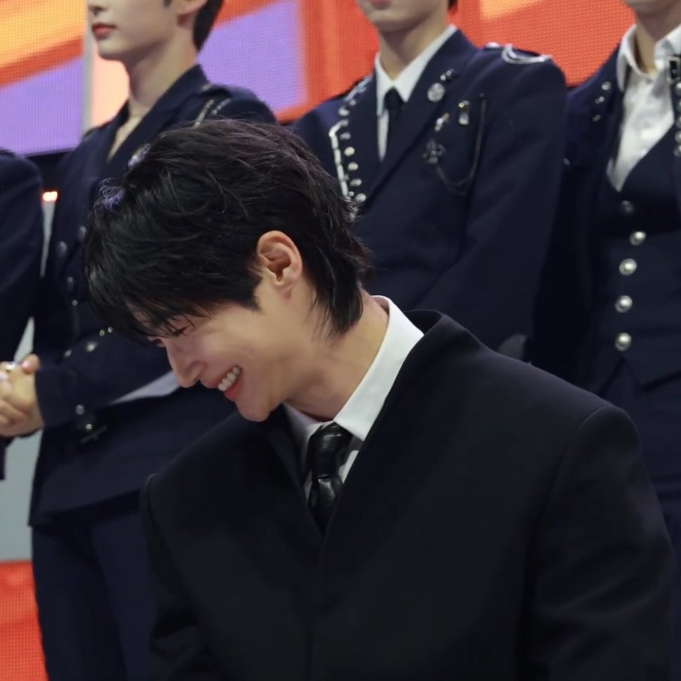 Byeon_1000tong's tweet image. ⭐️🔫                                                 ☺️부끄
🙂🫴🏻                                                 😊부끄