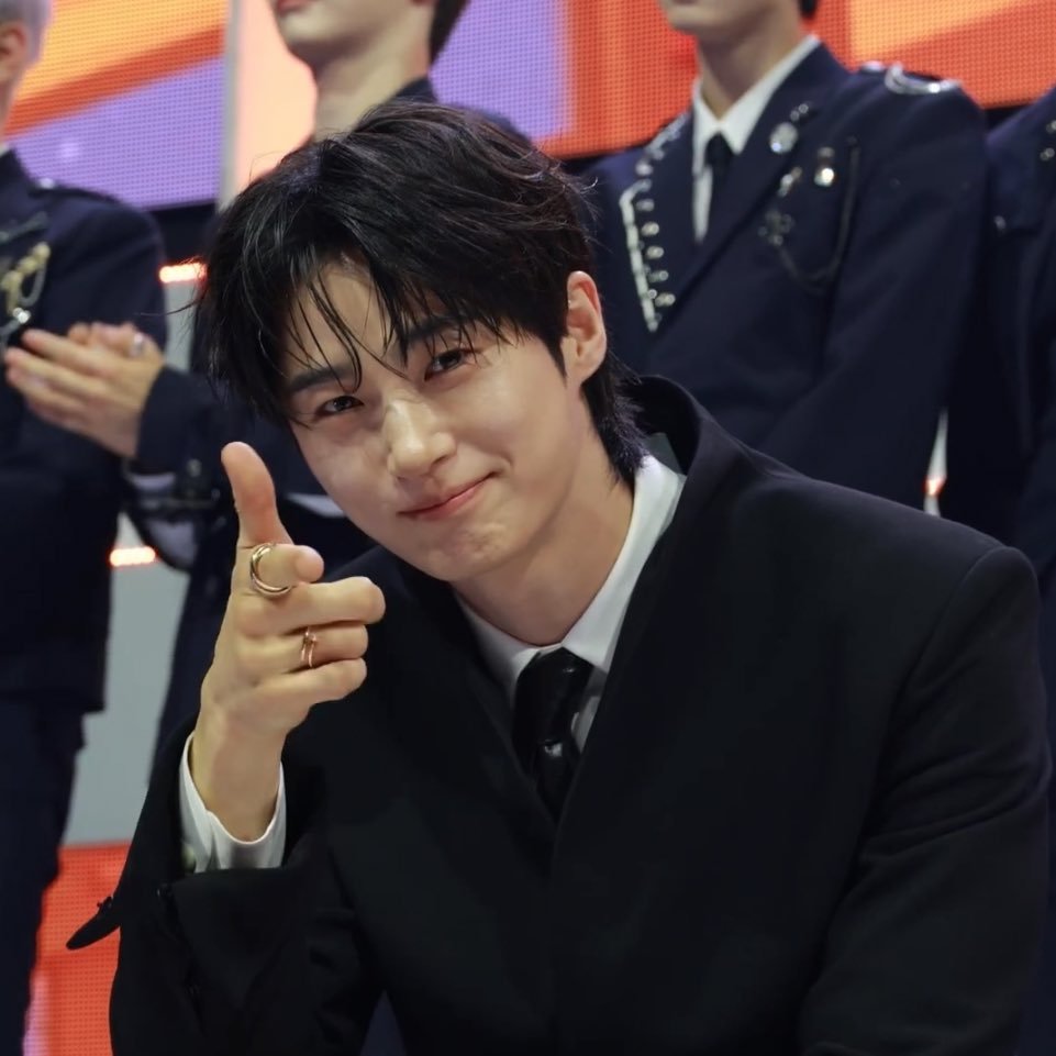 Byeon_1000tong's tweet image. ⭐️🔫                                                 ☺️부끄
🙂🫴🏻                                                 😊부끄