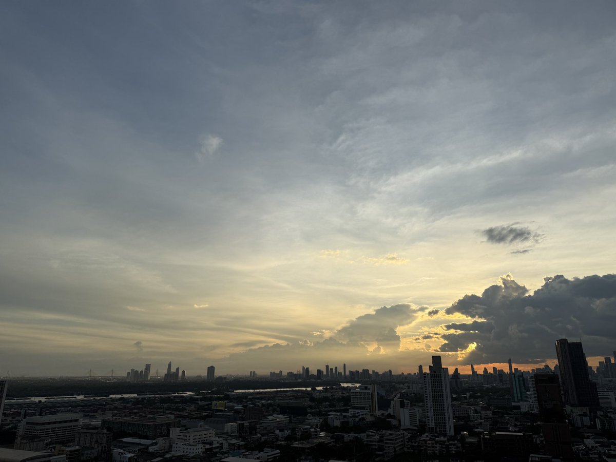 NexusInsightBKK's tweet photo. 🌦️ あと数週間もすれば、バンコクは雨季から乾季へ。
以前は乾季の到来が待ち遠しかったけど、
このきれいな空が見れなくなると思うと、少し寂しい気もします。

とはいえ、乾季になればまたPM2.5の季節…
嬉しさ半分、うんざり半分の複雑な気持ちです😅 https://t.co/Qu6JuaJ0wO
