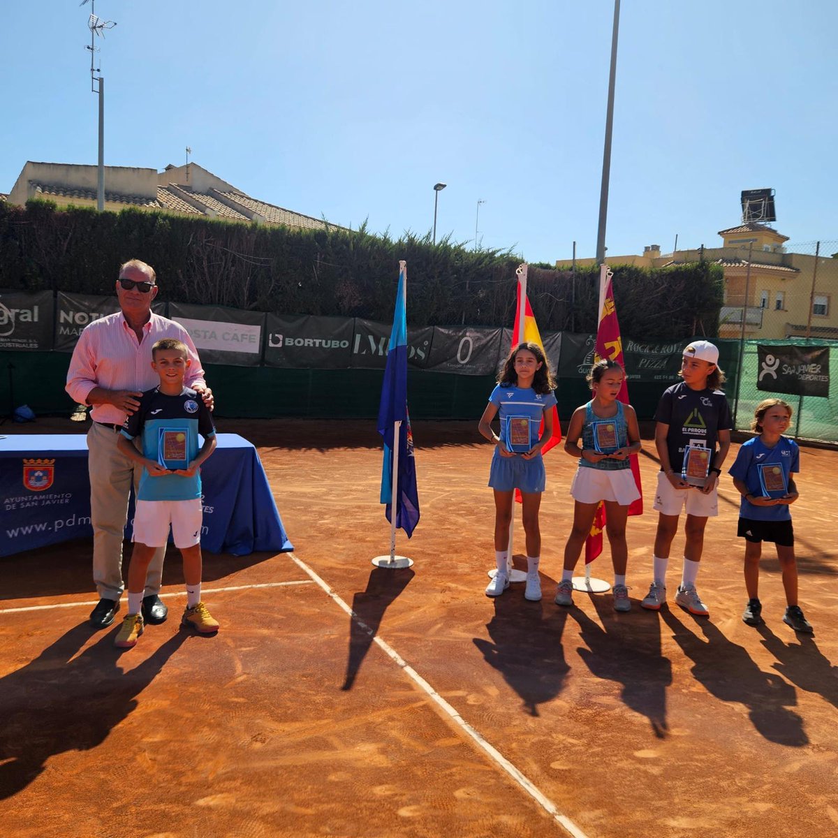 PDMSanJavier's tweet photo. 🎾𝐋𝐚𝐬 𝐭𝐫𝐞𝐬 𝐩𝐢𝐬𝐭𝐚𝐬 𝐝𝐞 𝐭𝐢𝐞𝐫𝐫𝐚 𝐛𝐚𝐭𝐢𝐝𝐚 𝐬𝐞 𝐜𝐨𝐧𝐯𝐢𝐞𝐫𝐭𝐞𝐧 𝐞𝐧 𝐮𝐧𝐚 𝐟𝐢𝐞𝐬𝐭𝐚 𝐝𝐞𝐩𝐨𝐫𝐭𝐢𝐯𝐚 𝐩𝐚𝐫𝐚 𝐥𝐚 𝐜𝐚𝐧𝐭𝐞𝐫𝐚 𝐫𝐞𝐠𝐢𝐨𝐧𝐚𝐥; 𝐄𝐥 𝐬𝐚𝐧𝐣𝐚𝐯𝐢𝐞𝐫𝐞𝐧̃𝐨 𝐀́𝐥𝐯𝐚𝐫𝐨 𝐙𝐚𝐩𝐚𝐭𝐚, 𝐬𝐮𝐛𝐜𝐚𝐦𝐩𝐞𝐨́𝐧 https://t.co/8Gmp3tW2d5