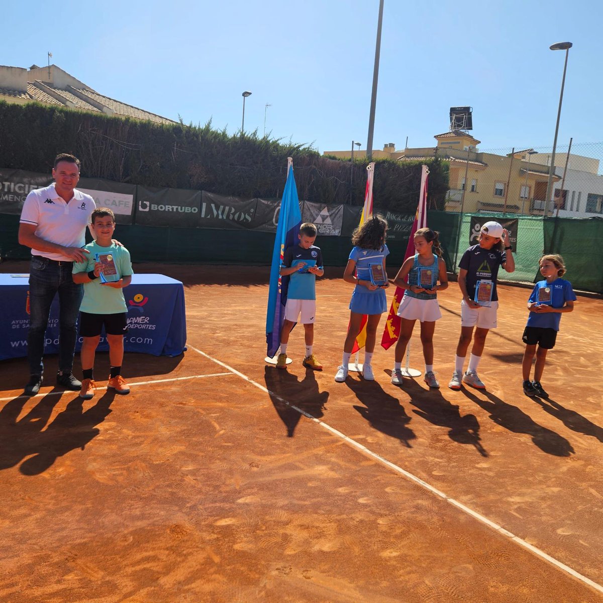 PDMSanJavier's tweet photo. 🎾𝐋𝐚𝐬 𝐭𝐫𝐞𝐬 𝐩𝐢𝐬𝐭𝐚𝐬 𝐝𝐞 𝐭𝐢𝐞𝐫𝐫𝐚 𝐛𝐚𝐭𝐢𝐝𝐚 𝐬𝐞 𝐜𝐨𝐧𝐯𝐢𝐞𝐫𝐭𝐞𝐧 𝐞𝐧 𝐮𝐧𝐚 𝐟𝐢𝐞𝐬𝐭𝐚 𝐝𝐞𝐩𝐨𝐫𝐭𝐢𝐯𝐚 𝐩𝐚𝐫𝐚 𝐥𝐚 𝐜𝐚𝐧𝐭𝐞𝐫𝐚 𝐫𝐞𝐠𝐢𝐨𝐧𝐚𝐥; 𝐄𝐥 𝐬𝐚𝐧𝐣𝐚𝐯𝐢𝐞𝐫𝐞𝐧̃𝐨 𝐀́𝐥𝐯𝐚𝐫𝐨 𝐙𝐚𝐩𝐚𝐭𝐚, 𝐬𝐮𝐛𝐜𝐚𝐦𝐩𝐞𝐨́𝐧 https://t.co/8Gmp3tW2d5
