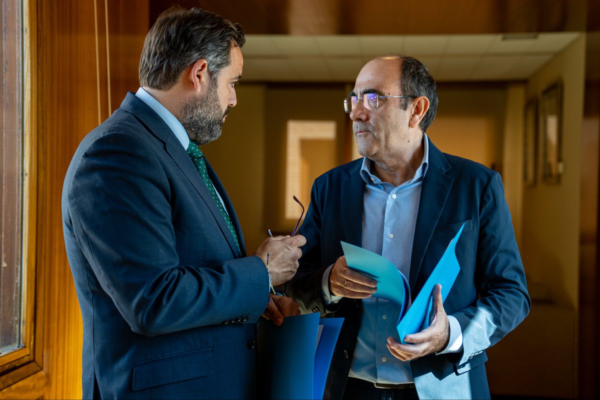 paconunez_'s tweet photo. Es una satisfacción anunciar la incorporación de @EusebioCedena como nuevo director de Comunicación del @PP_CLM, un profesional con una dilatada trayectoria en los medios de comunicación de la región, que se suma con ilusión al proyecto de cambio para Castilla-La Mancha.

Estoy muy orgulloso de mi equipo, y estoy encantado de ampliarlo con una persona con una gran experiencia en comunicación, años de trabajo en el sector y muchas y buenas ideas.

Eusebio aporta una amplia experiencia profesional que viene a complementar al equipo que me ha acompañado durante todos estos años y a enriquecerlo con sus aportaciones.