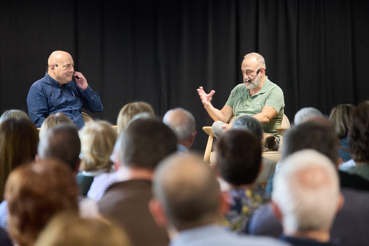 marcmarginedas's tweet image. Imatges de la presentació del llibre 'Rússia contra el món' a la biblioteca Ernest Lluch de Girona el passat dissabte. Moltes gràcies @Martinoy per presentar l'esdeveniment, als organitzadors i a tots els que vau assistir-hi per l'interès mostrat.