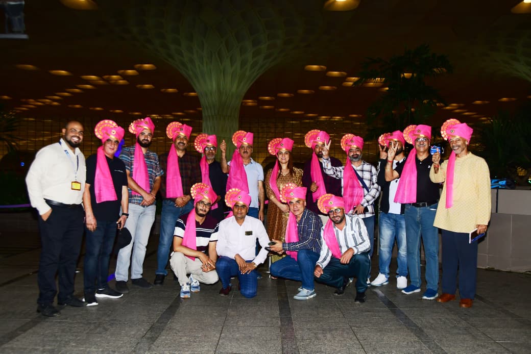 🛑 PIB Mumbai receives Jammu &amp; Kashmir’s distinguished media delegation at the <a href="/CSMIA_Official/">Mumbai Airport</a> airport, marking the start of a comprehensive press tour around Mumbai’s key landmarks.

Collaborating closely with <a href="/PIBSrinagar/">PIB in Jammu Kashmir & Ladakh</a> and Director of PIB Jammu <a href="/neha_jalali/">Neha Jalali, IIS</a> for a productive