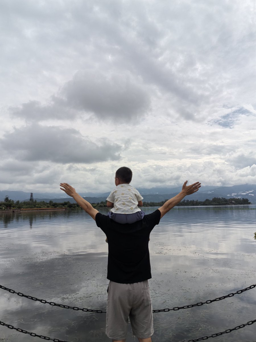 作为中年程序员爸爸，最近找到了一种平衡。

下班后固定 30 分钟，陪儿子一起读图画书。

周末花一天去户外，爬一座山，一起骑车，呼吸新鲜空气。

有几点感受分享：
1. 不要把他当“小孩”，而是当“朋友”
2. 找到共同的兴趣点，一起疯、一起笑、一起探索
3. 把他当成小时候的自己