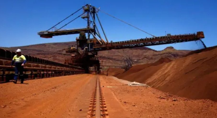 🔥 澳洲23岁中国女富豪杨兰兰一掷千金9月26日法庭判决必须在10月17日亲到法庭，引起中国不满， 紧急秘密交涉无果后， 中国立即使出重招， 于10月1日起停止购买澳洲必和必拓优质铁矿石‼️