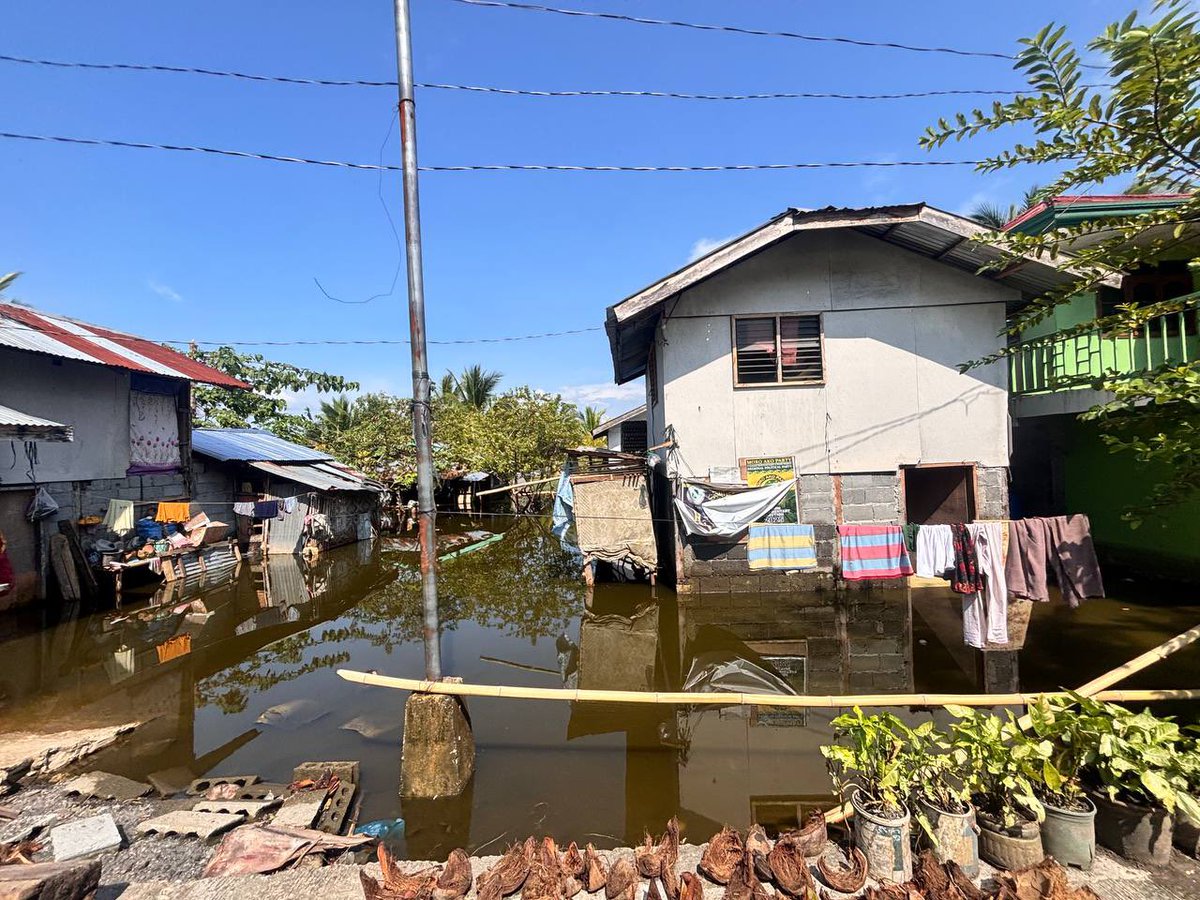 patricksaurelio's tweet image. Last Sept. 30, RMN Foundation &amp;amp; RMN DXMY 90.9 Cotabato, with Metrobank Foundation, delivered aid to families affected by severe flooding in Pagalungan, Maguindanao del Sur and Kadayangan, SGA, BARMM. 1,500 families received relief packs &amp;amp; clean water. 💙
#ReliefOperations #HelpPH