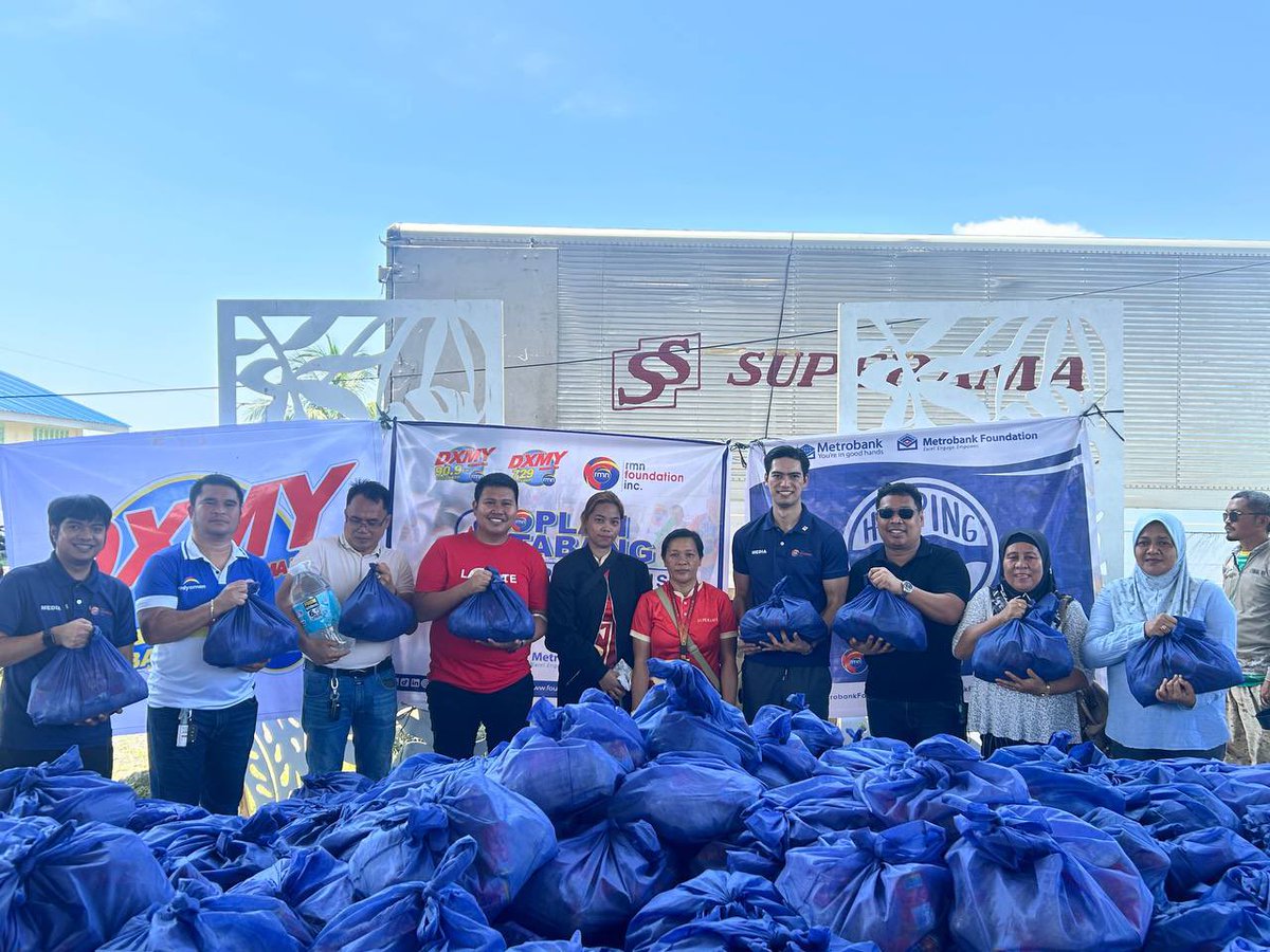 patricksaurelio's tweet image. Last Sept. 30, RMN Foundation &amp;amp; RMN DXMY 90.9 Cotabato, with Metrobank Foundation, delivered aid to families affected by severe flooding in Pagalungan, Maguindanao del Sur and Kadayangan, SGA, BARMM. 1,500 families received relief packs &amp;amp; clean water. 💙
#ReliefOperations #HelpPH