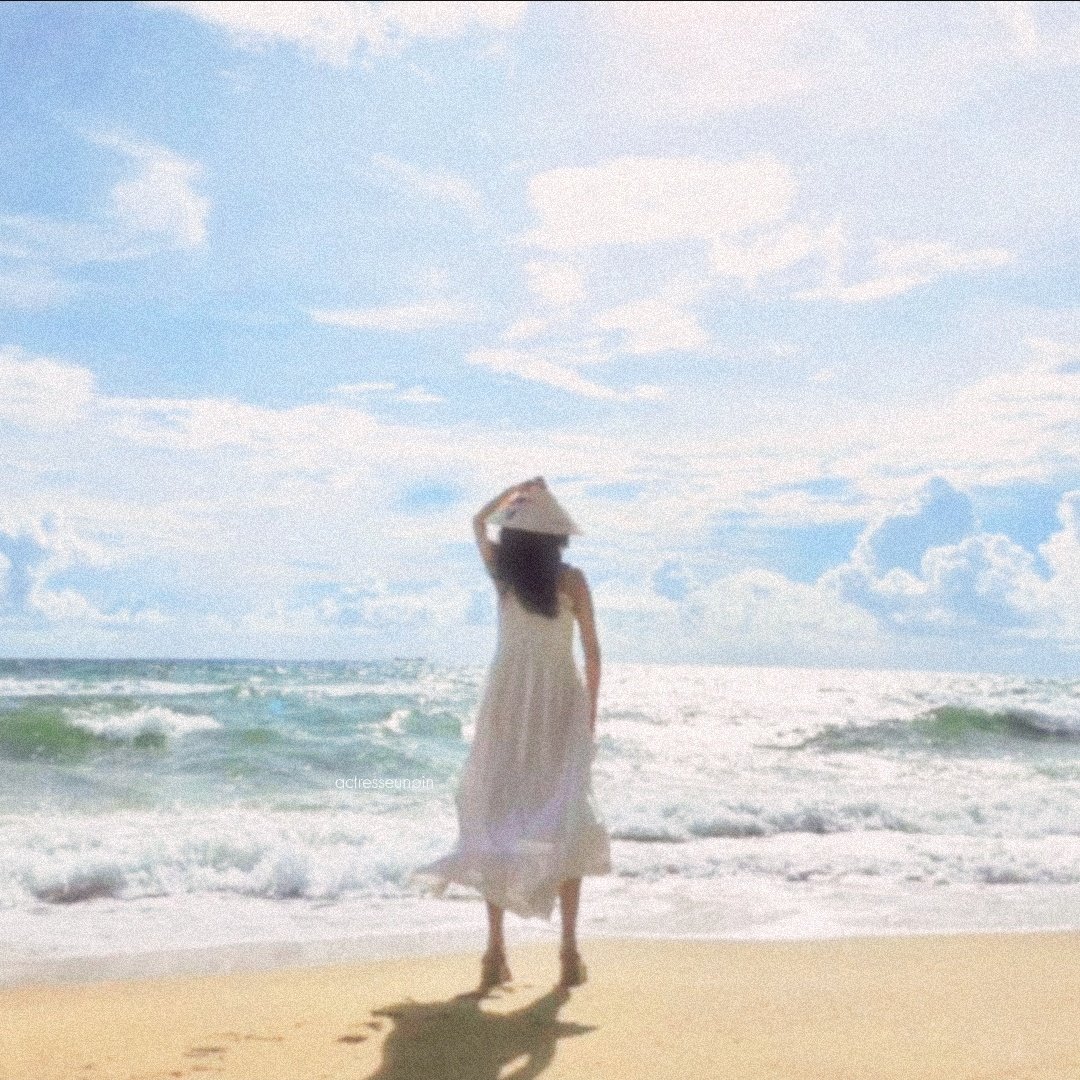 our sunshine by the shore 🌊☀️🫧

#PARKEUNBIN | #박은빈