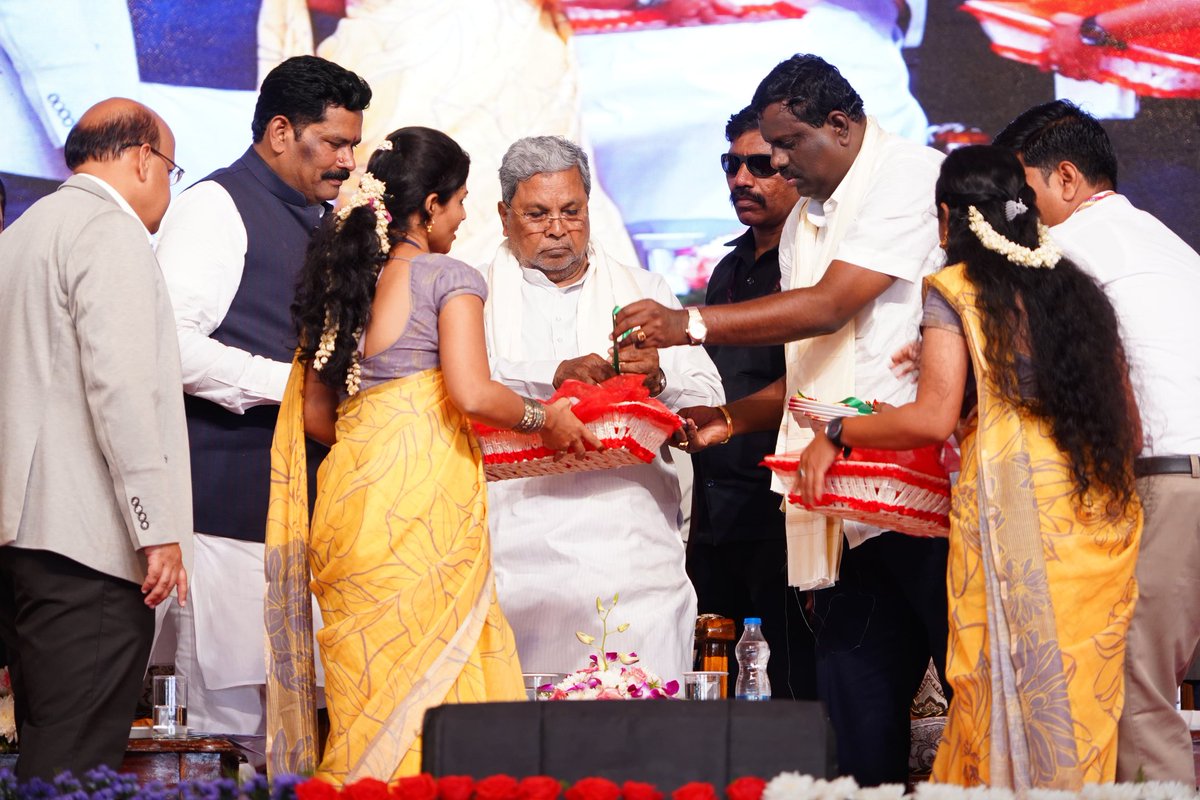 CMofKarnataka's tweet photo. ಇದುವರೆಗೂ ಕಲ್ಯಾಣ ಕರ್ನಾಟಕದ ಅಭಿವೃದ್ಧಿಗೆ ₹13,000 ಕೋಟಿ ಅನುದಾನ ನೀಡಿದ್ದೇವೆ. ಈ ಹಣ ಕೊಟ್ಟಿದ್ದೂ ನಮ್ಮದೇ ಸರ್ಕಾರ. ಕೃಷ್ಣಾ ಮೇಲ್ದಂಡೆ ವಿಚಾರದಲ್ಲಿ ರೈತರಿಗೆ 80 ಸಾವಿರ ಕೋಟಿ ರೂಪಾಯಿ ಪರಿಹಾರ ಕೊಡ್ತಾ ಇರುವುದೂ ಇದೇ ಸಿದ್ದರಾಮಯ್ಯ ನೇತೃತ್ವದ ಸರ್ಕಾರ. 

ನುಡಿದಂತೆ ನಡೆದ ಯಾವುದಾದರೂ ಸರ್ಕಾರ ಇದ್ದರೆ ಅದು ನಮ್ಮ ಸರ್ಕಾರ. ಬಿಜೆಪಿ ತನ್ನ ಅವಧಿಯಲ್ಲಿ ಒಂದೇ ಒಂದು ಮನೆ ಕೊಡಲಿಲ್ಲ. ಅಭಿವೃದ್ಧಿ ಕಾರ್ಯ ಮಾಡಲಿಲ್ಲ. ಈ ಕಾರಣಕ್ಕೆ ನಮ್ಮ ಅಭಿವೃದ್ಧಿ ಕಾರ್ಯಗಳ ಬಗ್ಗೆ ಹೊಟ್ಟೆಕಿಚ್ಚು ಪಡುತ್ತಿದ್ದಾರೆ.

ನಾವು ಎರಡು ವರ್ಷದಲ್ಲಿ ಒಂದು ಲಕ್ಷ ಕೋಟಿ ಹಣವನ್ನು ಗ್ಯಾರಂಟಿಗಳ ಮೂಲಕ ರಾಜ್ಯದ ಜನರ ಜೇಬಿಗೆ ಹಾಕಿದ್ದೇವೆ. ಇದರಿಂದ ರಾಜ್ಯದ ಜನರ ಕೊಳ್ಳುವ ಶಕ್ತಿ ಹೆಚ್ಚಾಗಿ ರಾಜ್ಯದ ಜನರ ತಲಾ ಆದಾಯ ಹೆಚ್ಚಾಗಿ ರಾಜ್ಯದ ಆರ್ಥಿಕತೆ ಪ್ರಗತಿ ಕಂಡಿದೆ. ಈ ಬಗ್ಗೆ ಸಾಕಷ್ಟು ವರದಿಗಳು ಬಂದಿವೆ. 

ತಲಾ ಆದಾಯದಲ್ಲಿ ಇಡೀ ದೇಶದಲ್ಲಿ ಕನ್ನಡಿಗರೇ ನಂಬರ್ ಒನ್. ಇದು ನಮ್ಮ ಸರ್ಕಾರದ ಆರ್ಥಿಕ ಸಾಧನೆ. ತೆರಿಗೆ ಪಾವತಿಯಲ್ಲಿ ರಾಜ್ಯ ಇಡೀ ದೇಶದಲ್ಲಿ ನಂಬರ್ ಟು ಇದ್ದೇವೆ‌. ಇದು ನಮ್ಮ ಸರ್ಕಾರದ ಜಾತ್ಯತೀತ ಸಾಧನೆ.

ನಾವು ಎಲ್ಲಾ ಜಾತಿ, ಎಲ್ಲಾ ಧರ್ಮದವರ ಪ್ರಗತಿಗಾಗಿ ಯೋಜನೆ ರೂಪಿಸಿದೆವು‌‌ ಹೀಗಾಗಿ ಎಲ್ಲಾ ಜಾತಿಯ, ಎಲ್ಲಾ ಧರ್ಮದ ಜನರು ಸೇರಿ ರಾಜ್ಯದ ಆರ್ಥಿಕತೆಯನ್ನು ಪ್ರಗತಿಗೆ ಕೊಂಡೊಯ್ದಿದ್ದಾರೆ. 1/2

- ಮುಖ್ಯಮಂತ್ರಿ @siddaramaiah 

#Koppala