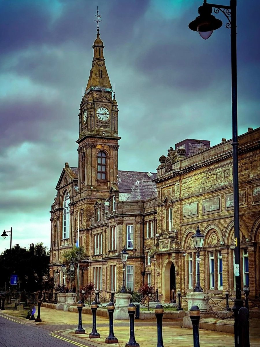 LiverpoolTIC's tweet image. 🏛️ Bootle Town Hall, a vital command centre during WWII &amp;amp; the Battle of the Atlantic 🇬🇧⚓️

You can’t go inside, but you can explore the real underground war rooms #WesternApproaches, where Liverpool’s naval heroes helped win the war.

liverpoolwarmuseum.co.uk
📸 LiverpoolShots