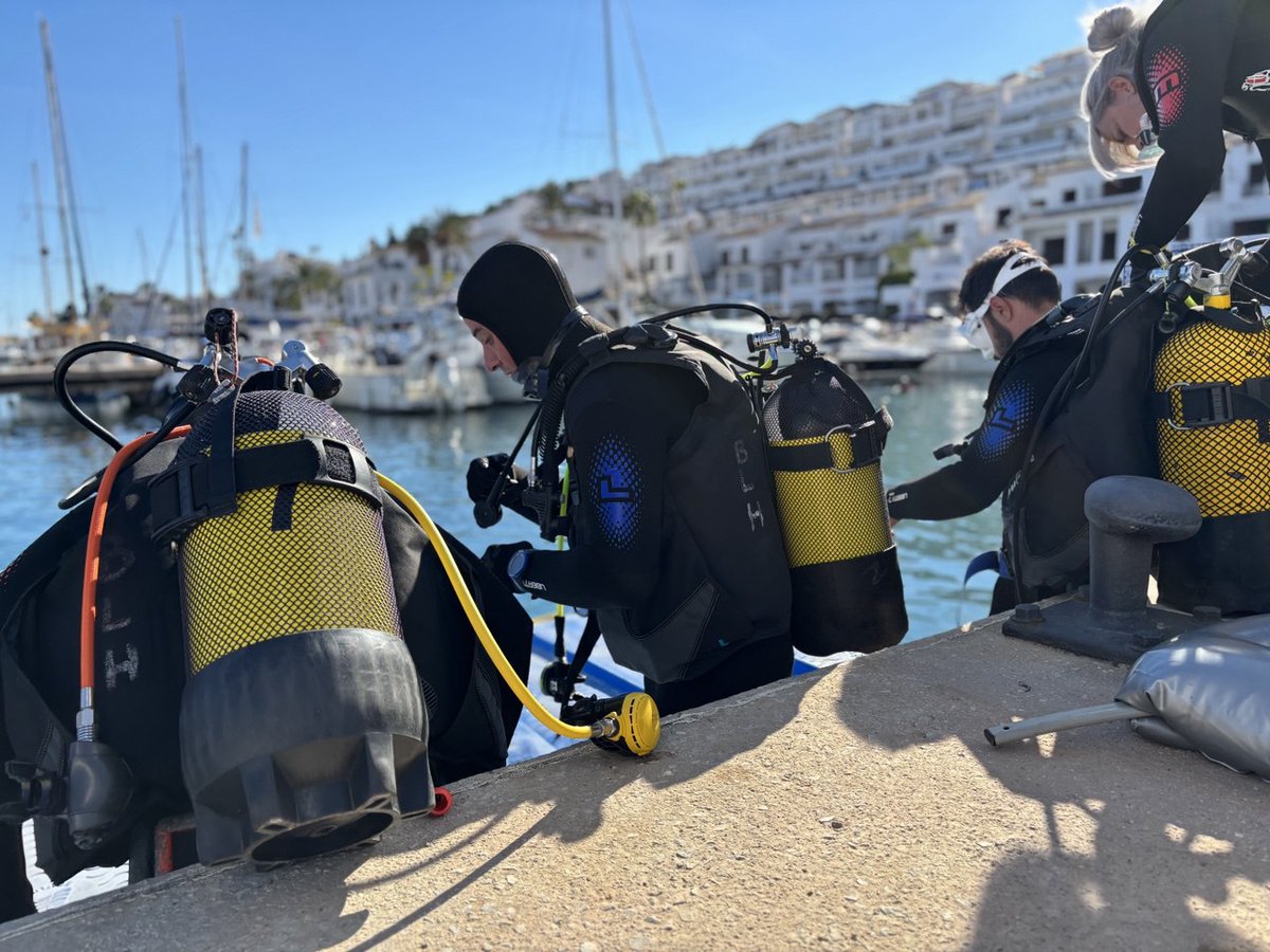 GrupoAlbia's tweet photo. 🌍 En Albia nos comprometemos una vez más con el medioambiente.

Junto a nuestro equipo, participamos este fin de semana en la limpieza de playas de Granada cuidando lo que nos une: la vida y la naturaleza.

💙Cuidamos el presente para proteger nuestro futuro.

#Medioambiente https://t.co/pYLbnYDtpK