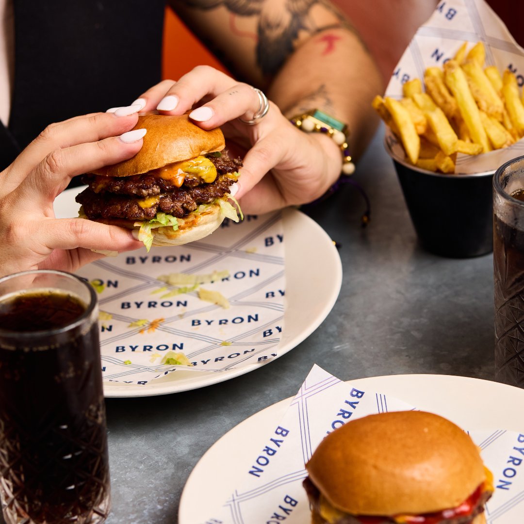 ByronBurgersUK's tweet image. Start your week the tastiest way and treat a mate with BOGOF burgers - Monday never looked this good! And don't forget, from 5pm-9pm, pair with Happy Hour for 2-4-£12 drinks🍔🍹 

#bogof #bogofree #2for1 #happyhour