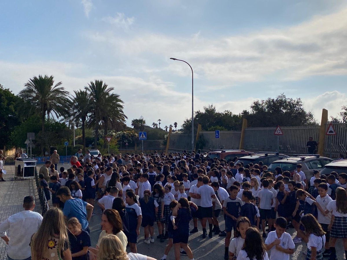 COMAMEL_'s tweet image. 🎉 El Colegio Enrique Soler de Melilla renueva su Bandera Verde ♻️

Con la lectura del manifiesto, el izado de la bandera y el himno cantado por los alumnos, reafirmamos nuestro compromiso con la sostenibilidad. 💚🌍

#BanderaVerde #Melilla #EducacionAmbiental