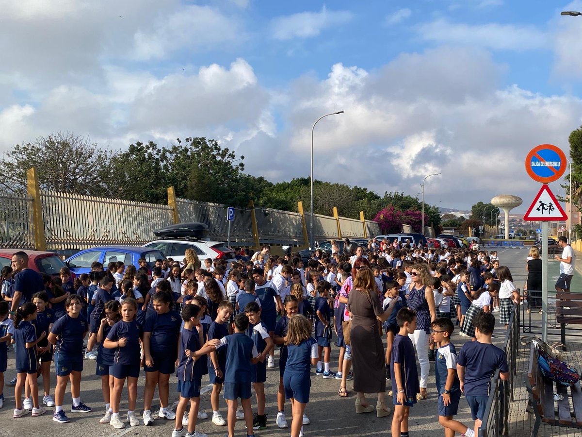 COMAMEL_'s tweet image. 🎉 El Colegio Enrique Soler de Melilla renueva su Bandera Verde ♻️

Con la lectura del manifiesto, el izado de la bandera y el himno cantado por los alumnos, reafirmamos nuestro compromiso con la sostenibilidad. 💚🌍

#BanderaVerde #Melilla #EducacionAmbiental