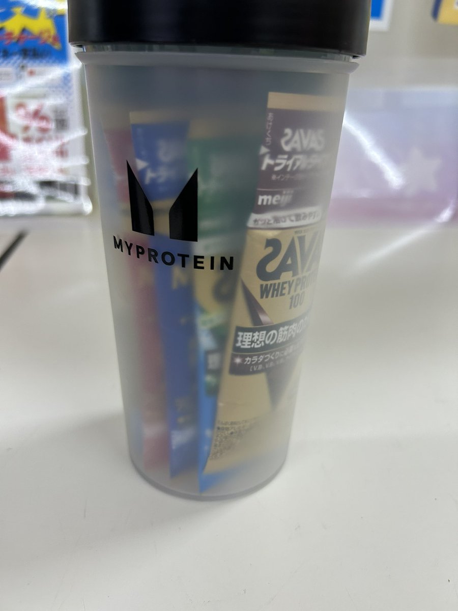 学友に誕プレ送りましたー
私が使ってるシェイカーと同じメーカーの使いやすやつと彼がザバスのパックよく飲んでるんで中身はザバスのお試しパック
初めてのシェーカーで喜んでくれました
(◦ˉ ˘ ˉ◦)