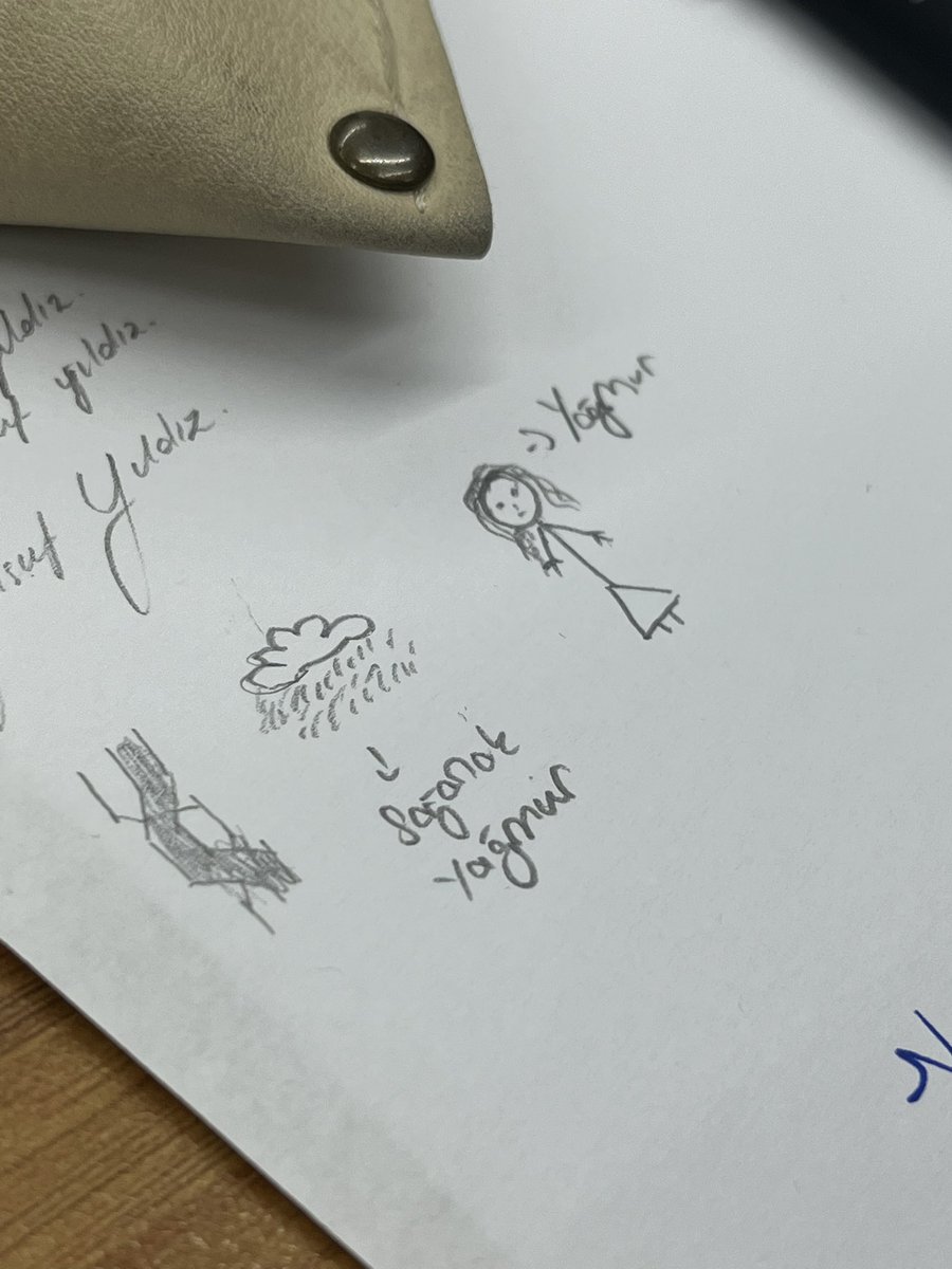 dunya iyisi bi ressam ve komedyenle sira arkadasiyiz.