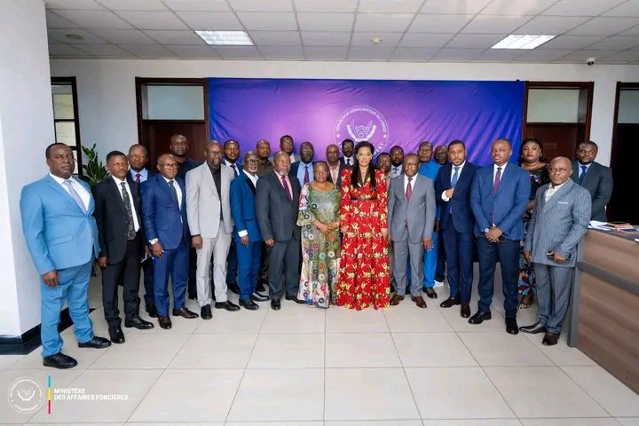 S.E. Madame O'Neige N'Sele a réuni lundi 29 et Mardi 30 septembre, les Conservateurs des Titres Immobiliers et les Chefs de Divisions du Cadastre du Haut-Katanga, du Tanganyika, Haut-Lomami et Lualaba.
Au menu : présentation des états des lieux des circonscriptions foncières.