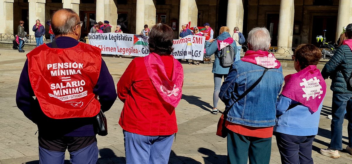 Pentsio duinen defentsan bete ditugu Gasteizko kaleak gaur ere.

Equiparar las pensiones mínimas al SMI es una cuestión de justicia social. Pentsio duinak orain!