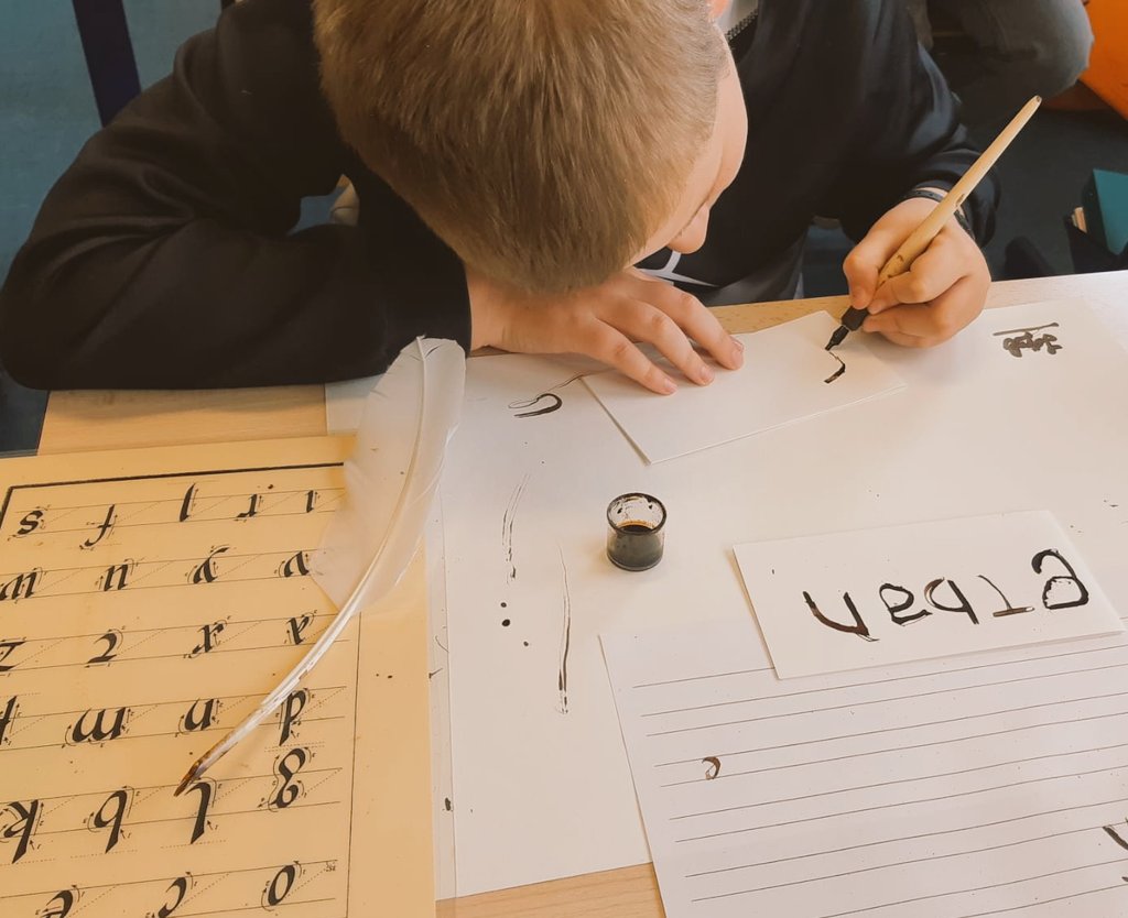 [Hors les murs] Lundi dernier nous étions au collège du Bois de Locquéran à Plouhinec pour un atelier papier et calligraphie. Des élèves attentifs et créatifs 🌸 #EAC #Finistere #archives <a href="/acrennes/">Académie de Rennes</a>
<a href="/DRAEAC_Bretagne/">DRAEAC Bretagne</a> <a href="/VBourbigot/">Véronique BOURBIGOT</a> Lien : college-bois-de-locqueran.ac-rennes.fr/spip.php?artic…