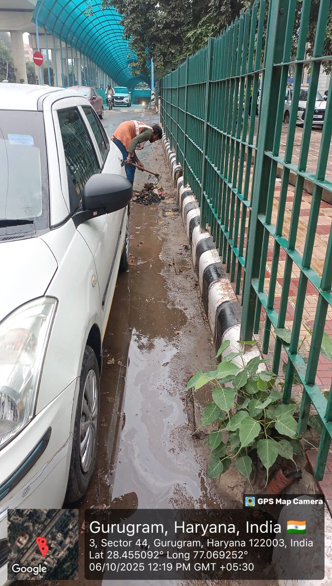 🌦️Waterlogging Prevention Action!
To ensure smooth stormwater flow into the surface drains; cleaning of road gullies along the stretch from Millenium City Center Metro Station to Subhash Chowk) is underway. 
 #InfrastructureCare #CleanCity #SafeMonsoons #DrainageMaintenance