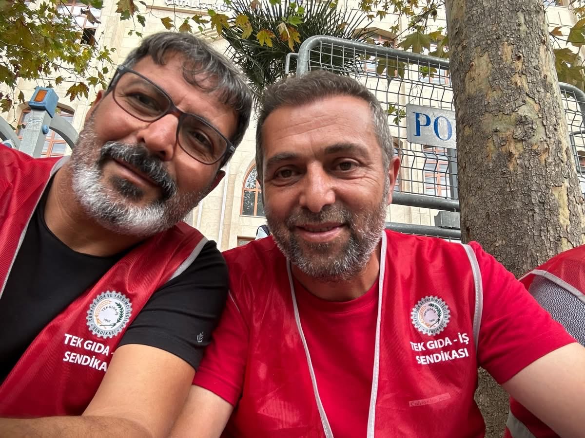 Bazen vedalar olur. Yaklaşık 20 yıldır gerek şube başkanı gerekse örgütlenme uzmanı olarak Tekgıda-İş Sendikasında Tekel, Nestle, Cargill, Polonez, Sütaş, Pakmaya, Perfetti, Eker gibi bir çok işçi sınıfı mücadelesini omuz omuza verdiğimiz kardeşim Suat karlıkaya ile benim iş