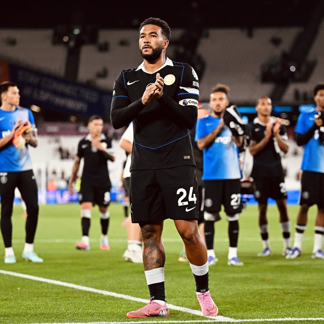 RadioJamboKenya's tweet photo. Beki Reece James amejiondoa kutoka kwa kikosi cha Uingereza kwa sababu ya jeraha alilopata dhidi ya Liverpool wikendi. 

Nico O’Reilly wa Manchester City atachukua nafasi ya nahodha huyo wa Three Lions.

#Bustani #KituoChaWakenya https://t.co/vELuMG6bzW