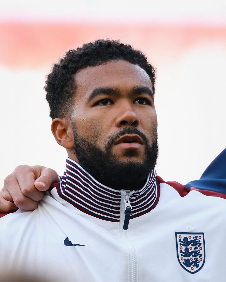 RadioJamboKenya's tweet photo. Beki Reece James amejiondoa kutoka kwa kikosi cha Uingereza kwa sababu ya jeraha alilopata dhidi ya Liverpool wikendi. 

Nico O’Reilly wa Manchester City atachukua nafasi ya nahodha huyo wa Three Lions.

#Bustani #KituoChaWakenya https://t.co/vELuMG6bzW