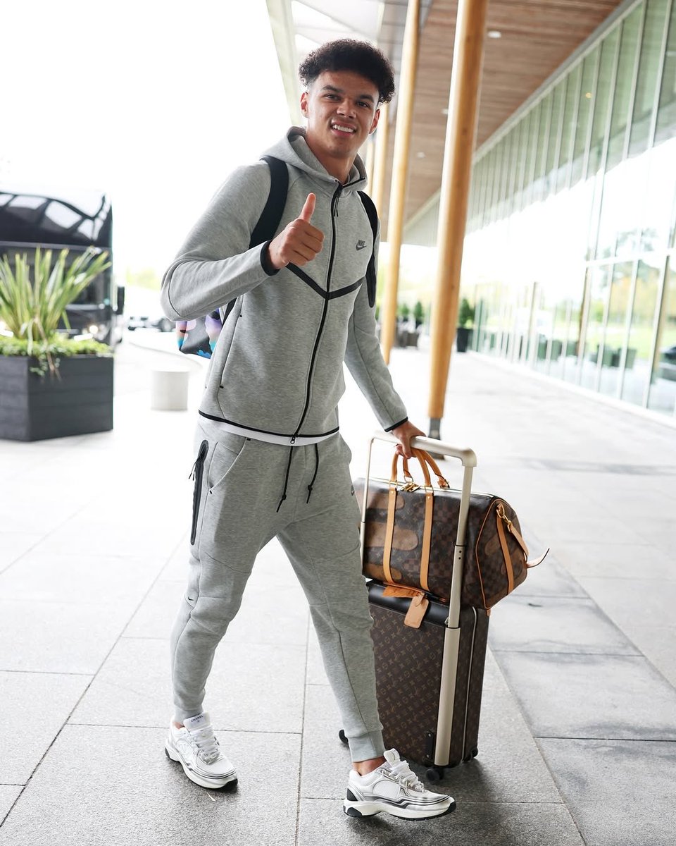 RadioJamboKenya's tweet photo. Beki Reece James amejiondoa kutoka kwa kikosi cha Uingereza kwa sababu ya jeraha alilopata dhidi ya Liverpool wikendi. 

Nico O’Reilly wa Manchester City atachukua nafasi ya nahodha huyo wa Three Lions.

#Bustani #KituoChaWakenya https://t.co/vELuMG6bzW