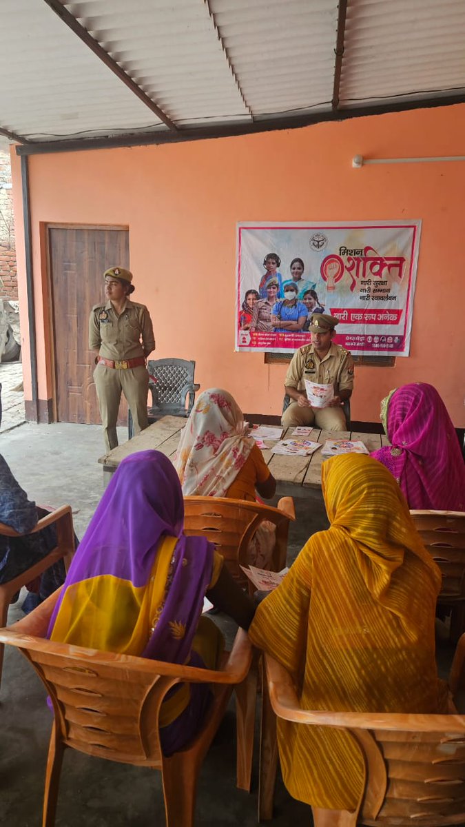 ShoPsTadiyawan's tweet photo. थाना टंडियावा मिशन शक्ति टीम द्वारा ग्राम परसपुर थाना टंडियावा क्षेत्र में महिलाओं व बालिकाओं को मिशन शक्ति 5.0 के संबंध में जागरूक किया गया। विभिन्न हेल्पलाइन नंबर के बारे में जानकारी दी गई। साथ ही महिलाओं व बच्चियों के लिए सरकार द्वारा चलाई जा रही योजनाओं के बारे में जानकारी दी https://t.co/qmedGskF7u