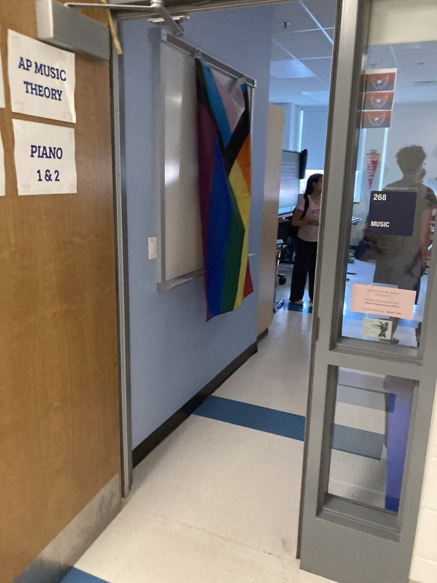 M4LMoCo's tweet image. Update 🚨 The student wearing the Trump flag was asked to take it down by Principal Miller at @WaltWhitmanMCPS because he was getting “complaints.” This is a total violation of this student’s first amendment rights @TheFIREorg @MCPS @ThomasTaylorEdD @mocoboe 

Meanwhile other…