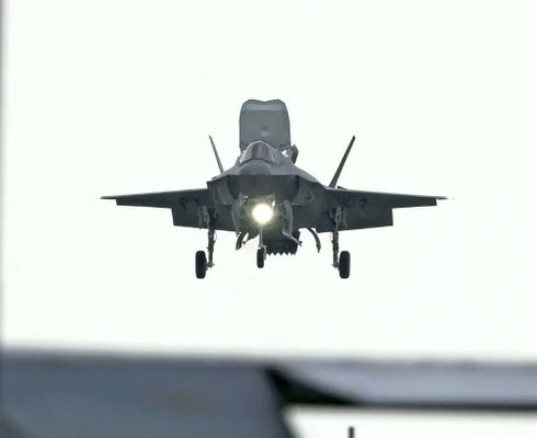 防衛省九州防衛局長は6日、宮崎県知事と面会し、県内新富町の日本軍空自新田原基地に配備されたF35Bステルス戦闘機の飛行訓練を10月末から開始すると伝達。
垂直着陸の夜間訓練について、2030年度末を見込む馬毛島基地（鹿児島県）完成までは、新田原で実施する方針
47news.jp/13255832.html