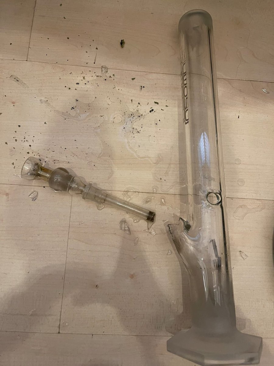 Utzi23's tweet image. Ich könnt KOTZEN!!! #weedmob

Was soll ich denn moch machen?

40mm Glas nehmen???

So eine verfickte scheiße… also gleich ins Auto schwingen, 60km fahrt, 10€ Parkgebühren und für 70€ ne neue Bong kaufen

Solche Momente machen das leben wirklich lebenswert 🤬