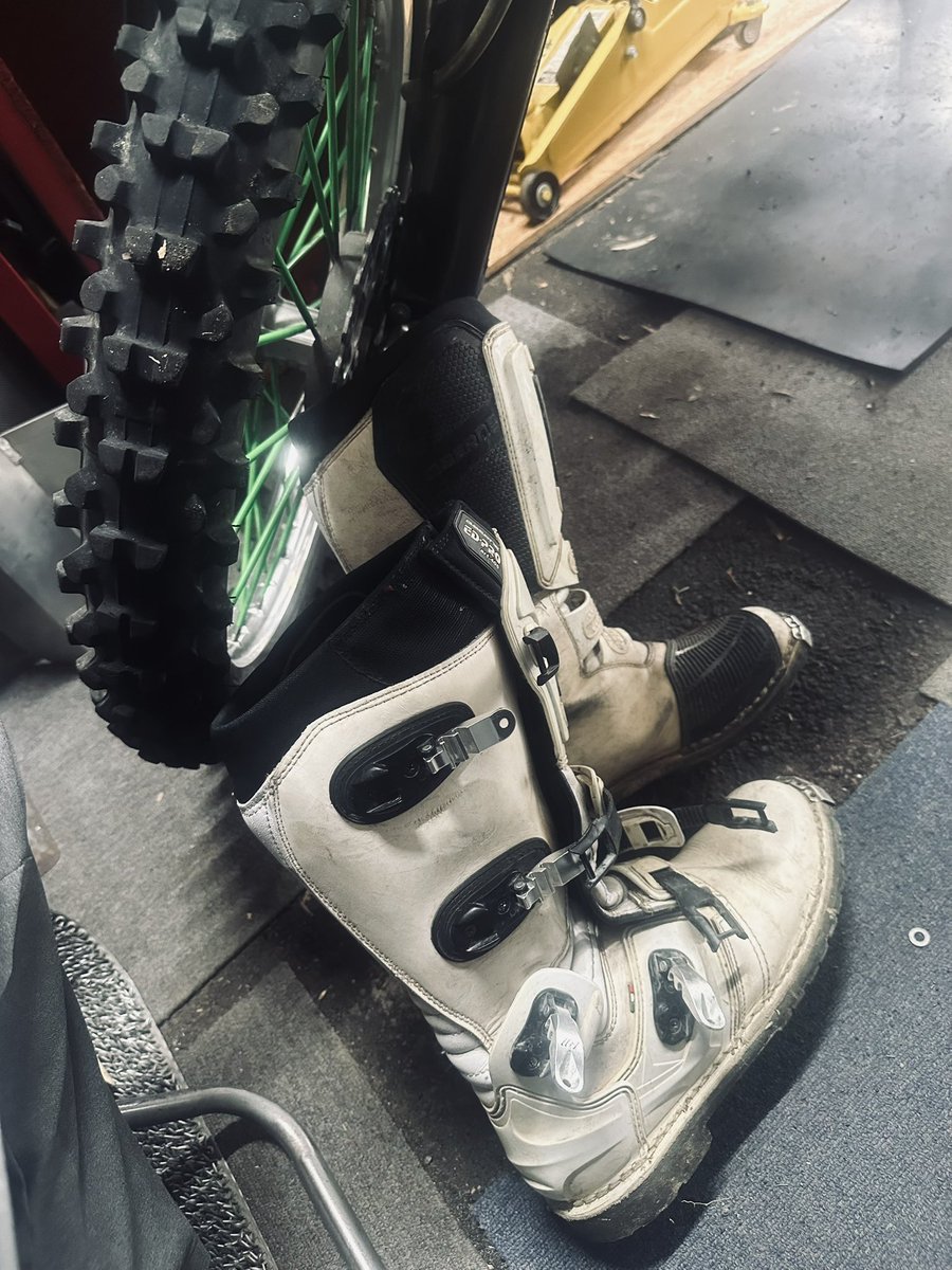19_garage's tweet photo. 最後に履いたのいつだったかなー…と、ガレージにしまってあったオフブーツ出してみた
あー最後は3年前の乗り納めの日だった…と思い出す
まだその予定は無いけど、いつかまた履く日のために軽く手入れをして片付けました
今はトレッキングシューズで間に合う場所で遊んでます
#ガエルネ
#edpro https://t.co/7q03Yz4U08
