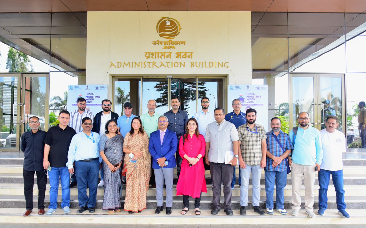 ⚓ The media delegation from Jammu &amp; Kashmir in Mumbai explored Jawaharlal Nehru Port Trust (<a href="/JNPort/">जवाहरलाल नेहरू पत्तन प्राधिकरण (JNPA)</a>) today, witnessing India’s largest container port in operation.

PIB Mumbai continues to facilitate insightful engagements fostering knowledge exchange.

#presstourmumbai