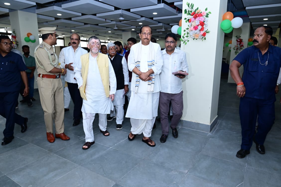 santoshgangwar's tweet image. आज पलामू स्थित नीलाम्बर-पीताम्बर विश्वविद्यालय के तृतीय दीक्षांत समारोह में सम्मिलित होकर उपाधि प्राप्त करने वाले सभी विद्यार्थियों एवं शोधार्थियों को हार्दिक बधाई और शुभकामनाएँ प्रेषित कीं।