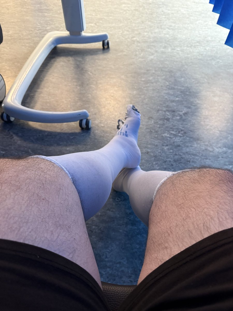 Being in a surgical ward for deaf people has it’s perks…

Can’t hear a peep 🥳