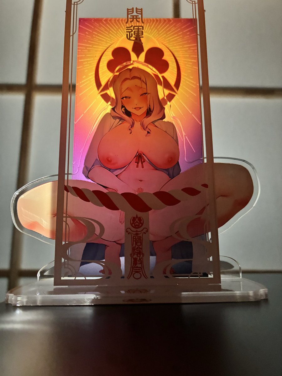 ちなみに特装版BOXのアクリルジオラマ、背後足元からライトアップすると、メチャクチャ神々しくなります!!!! 
