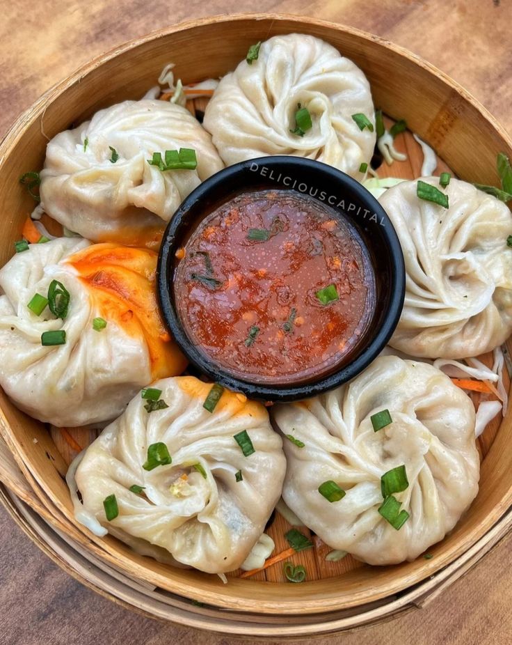 Foodtradia's tweet photo. If happiness had a shape, it would look like this 🥟🔥
Steaming hot momos + spicy chutney = pure therapy.
How many could you finish in one sitting? 😋👇
#Foodie #Momos #StreetFood #FoodLover #AsianFood https://t.co/YPvrUltgLA