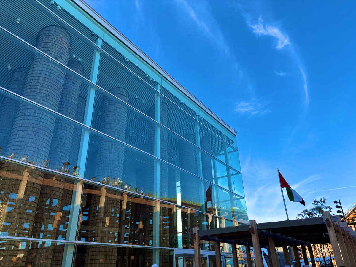 makemakeippai1's tweet image. #EXPO2025 #UAE 壁面の大屋根のリフレクションが素敵すぎて📷
当然の如く日よけは #優里  のライブタオルで、折りたたみイスはTopのカバンに入れて優里宣伝してきました！笑
#iphone