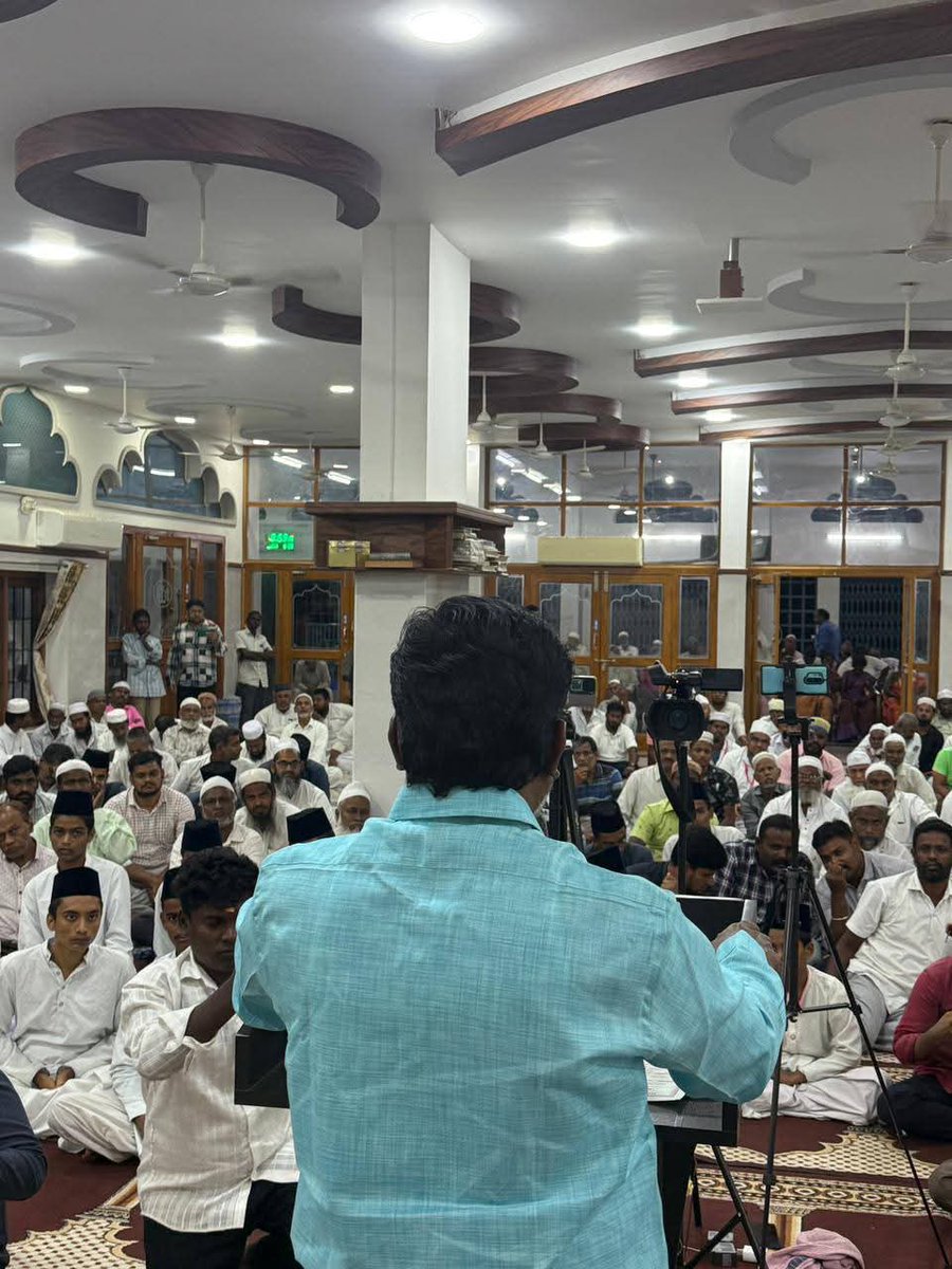 JayanthiVr's tweet image. நேற்று திருச்சி உழவர் சந்தை பகுதியில் ஜமாஅத்துல் உலமா சபையின் சார்பாக நடைபெற்ற சமூக நல்லிணக்க மீலாது மாநாட்டில் தலைவர் அவர்கள் பங்கேற்று உரையாற்றினார்.

~வி.ஆர். ஜெயந்தி 
6 Oct 2025
மாநில கருத்தியல் பரப்பு துணைச்செயலாளர்,விசிக

#LeaderTholThirumavalavanMP 
#VCK
