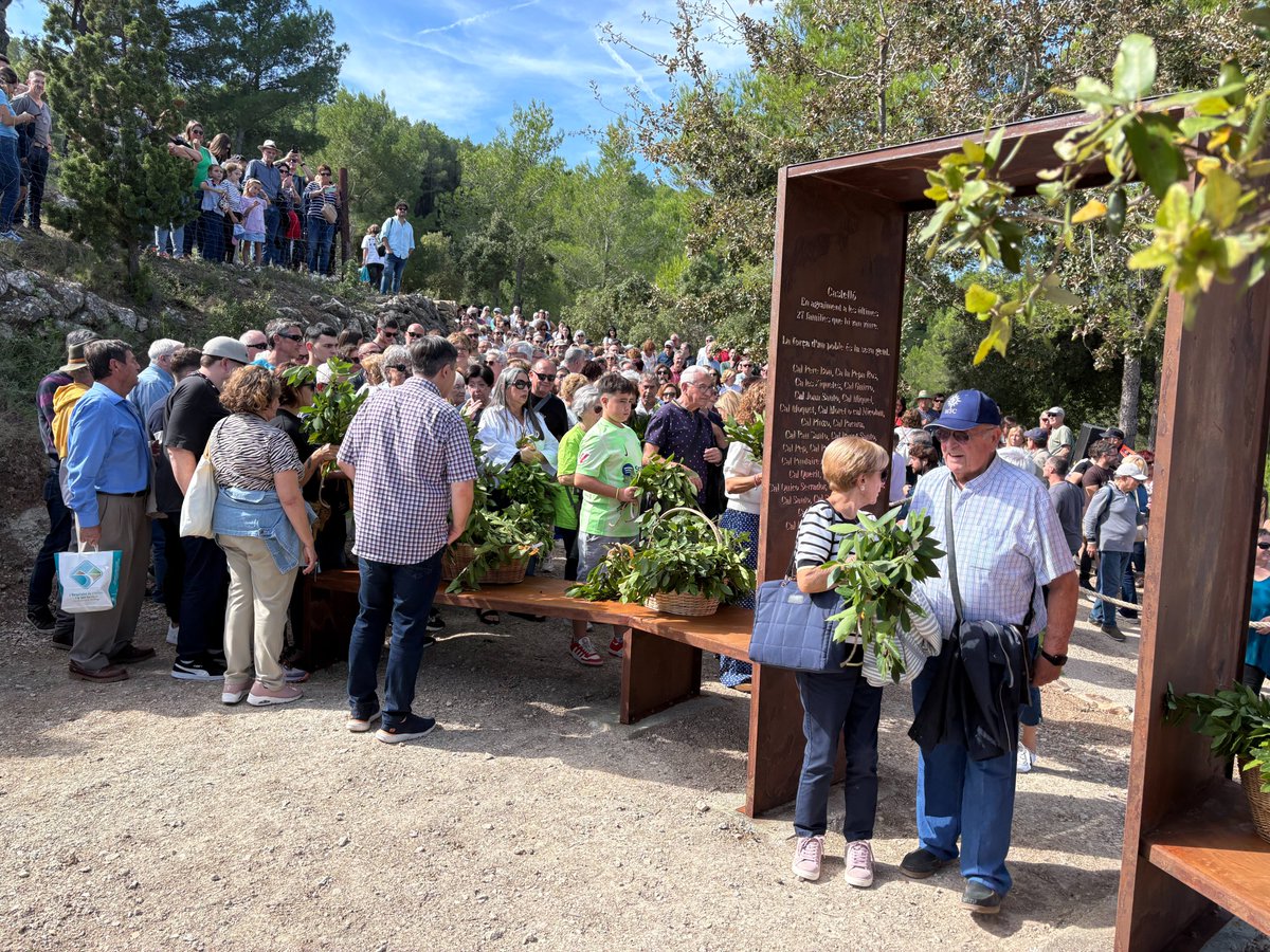 ajuntament_vh's tweet photo. Castelló es retroba amb la seva gent 
Més de 500 persones van viure dissabte una jornada plena d’emoció i memòria al nucli de Castelló.
Es va homenatjar les 27 últimes famílies amb un monument i el llibre “Famílies i genealogies de la Masia de Castelló”. Castelló continua ben viu https://t.co/nxz1QLCDoX