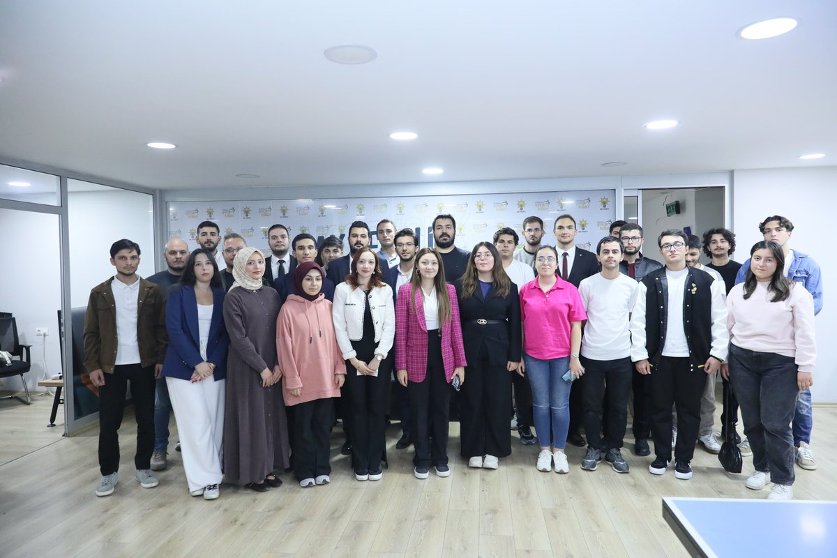 ÜniAK Ankara olarak haftalık olağan yönetim ve yürütme toplantımızı gerçekleştirdik. 

Ankara’nın her sokağını karış karış gezmeye üniversiteli gençlerimize ulaşmaya devam edeceğiz.🙌