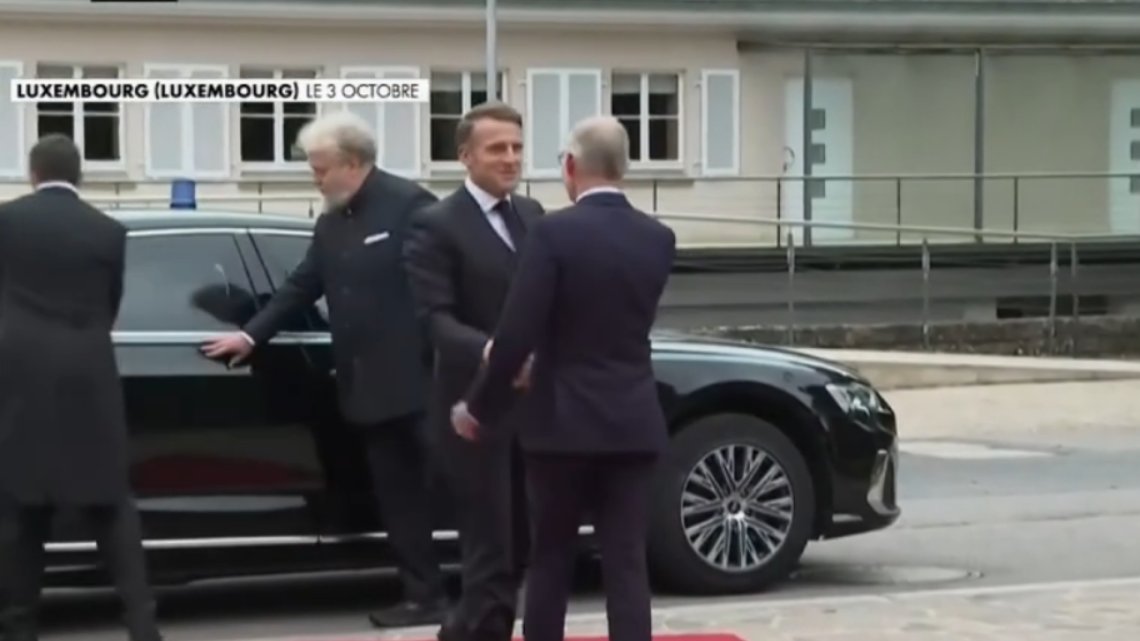 RolcaRolcarole's tweet image. J&apos;peux plus vous regarder @CNEWS 
INSUPPORTABLE de voir ce... cet enculé se pavaner ! Si fier &amp;amp;SI SOURIANT alors que &quot;son&quot; pays part totalement en couilles! &amp;amp;alors la 3ème photo là, c&apos;est l&apos;pompon !
Je n&apos;en PEUX PLUS DE LUI !
#Macron #France #Danger #Echec #Honte 🤬 #DEMISSIONNE