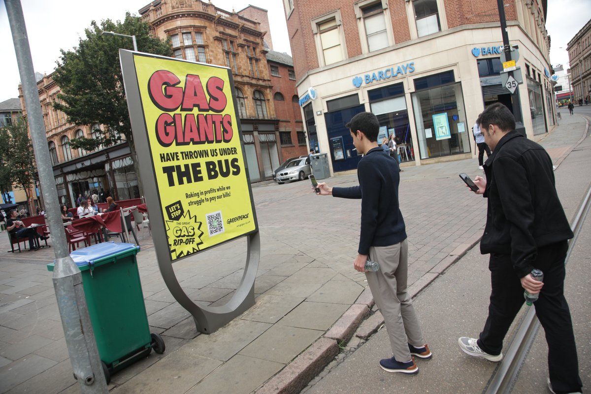 GreenpeaceNotts's tweet photo. Posters put up in Nottingham.
STAND UP TO GREEDY GAS COMPANIES!
While greedy gas companies keep setting the price of our electricity, the “Great Gas Rip-Off” will keep squeezing the nation and our wallets dry.
Gas = expensive.
Renewables = cheap.
https://t.co/6vV1HYMPgp https://t.co/uFXXTkjFQ6