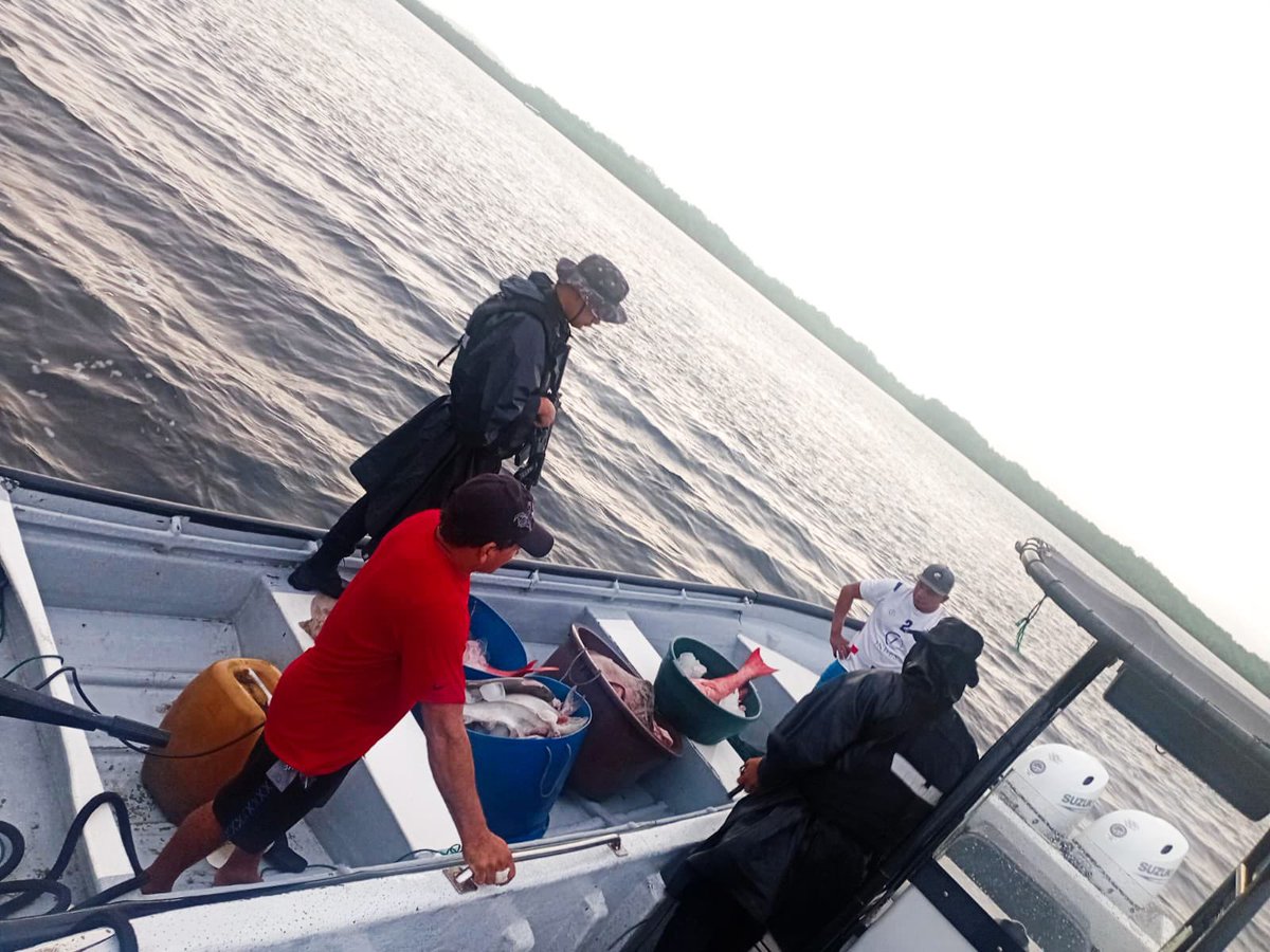 Los planes de seguridad están en todo el país, las zonas costeras no son la excepción.

▪️Acajutla, Sonsonate
▪️Costa del Sol, La Paz
▪️Puerto Barillas, Usulután
▪️La Unión 

🚤 Con nuestra Policía Costera patrullamos las aguas nacionales previniendo el traslado de delincuentes e