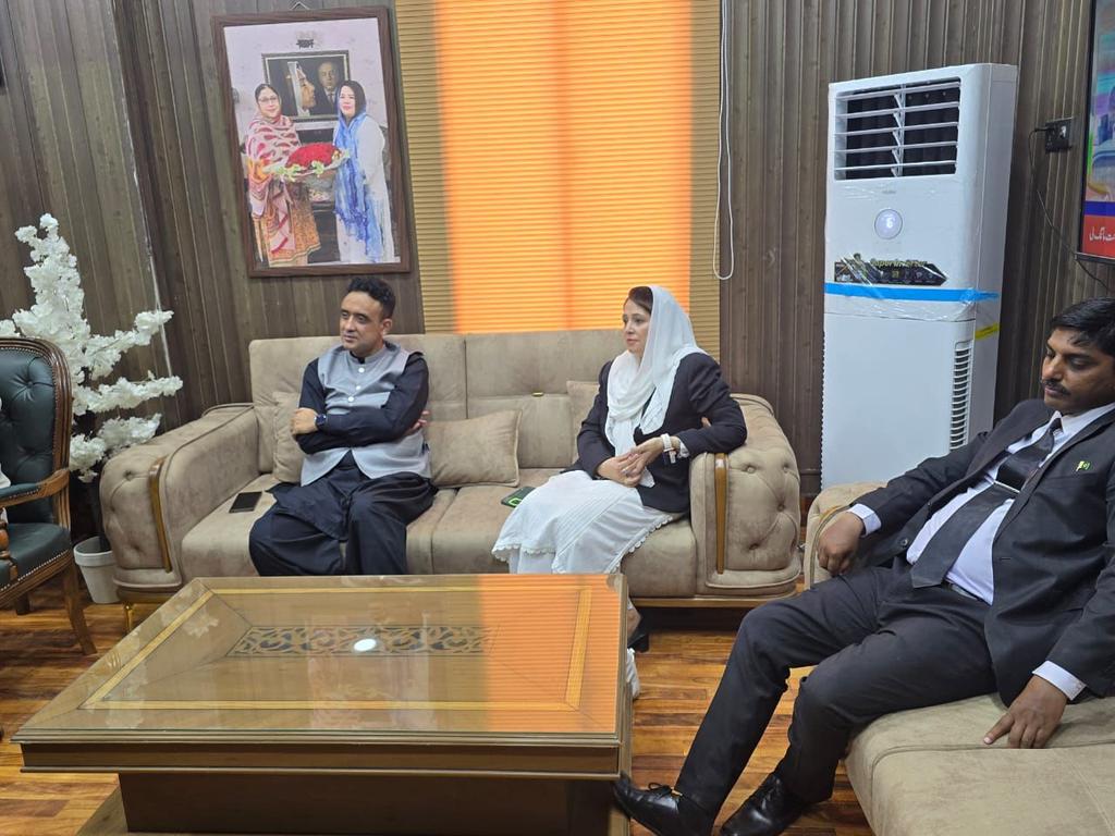 Today, I had insightful meetings with various people in my office and discussed important matters in a productive environment.